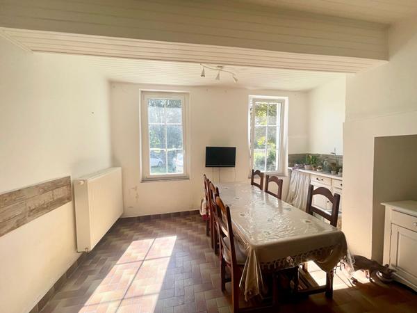 Maison 6 pièce(s) 147 m² 4 chambres + bureau, avec garages et dépendances sur terrain cloturé et paysagé de 16 000 m²