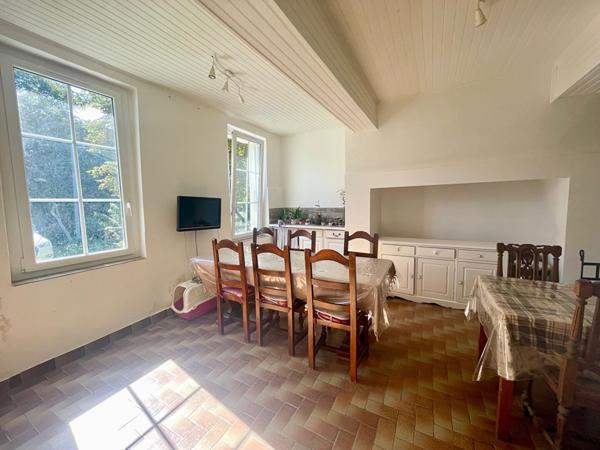 Maison 6 pièce(s) 147 m² 4 chambres + bureau, avec garages et dépendances sur terrain cloturé et paysagé de 16 000 m²