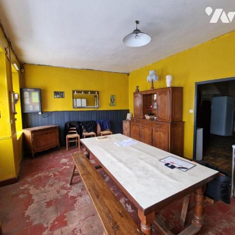 Nous vous proposons à la vente une maison à rénover, à usage mixte, comprenant:
Un atelier ave...