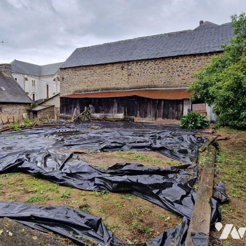 Nous vous proposons à la vente une maison à rénover, à usage mixte, comprenant:
Un atelier ave...