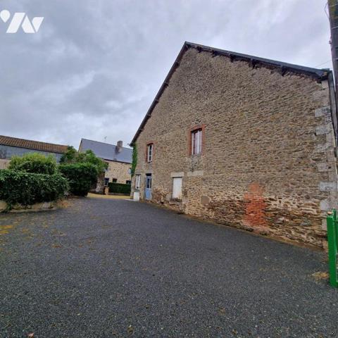 Nous vous proposons à la vente une maison à rénover, à usage mixte, comprenant:
Un atelier ave...