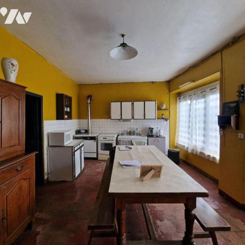 Nous vous proposons à la vente une maison à rénover, à usage mixte, comprenant:
Un atelier ave...