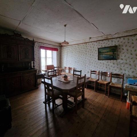 Nous vous proposons à la vente une maison à rénover, à usage mixte, comprenant:
Un atelier ave...