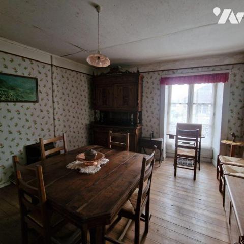 Nous vous proposons à la vente une maison à rénover, à usage mixte, comprenant:
Un atelier ave...