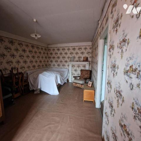 Nous vous proposons à la vente une maison à rénover, à usage mixte, comprenant:
Un atelier ave...