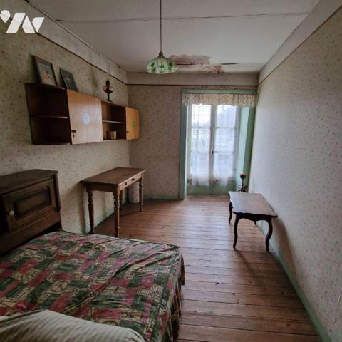 Nous vous proposons à la vente une maison à rénover, à usage mixte, comprenant:
Un atelier ave...