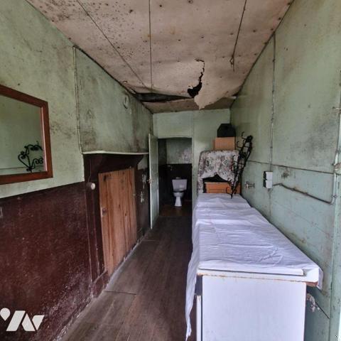 Nous vous proposons à la vente une maison à rénover, à usage mixte, comprenant:
Un atelier ave...