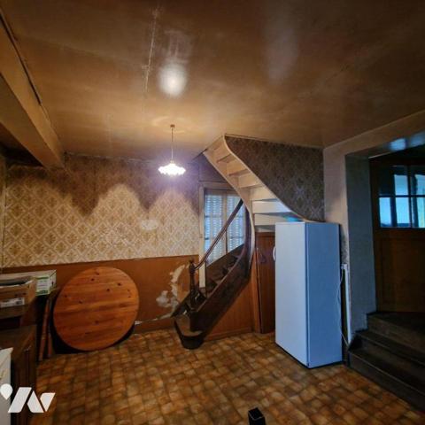 Nous vous proposons à la vente une maison à rénover, à usage mixte, comprenant:
Un atelier ave...