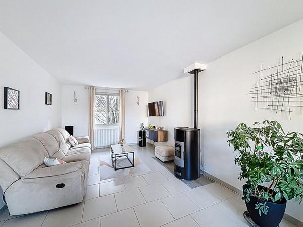 Maison Mareuil les Meaux dans un secteur calme - 3 chambres dont une au rez-de-chaussée - jardin de 445 m2 - garage double et cave.