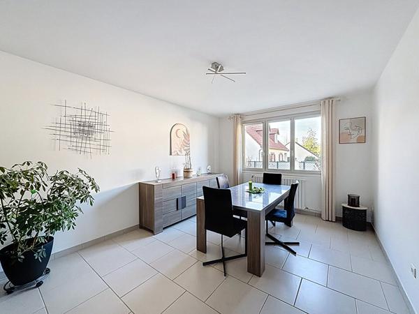 Maison Mareuil les Meaux dans un secteur calme - 3 chambres dont une au rez-de-chaussée - jardin de 445 m2 - garage double et cave.