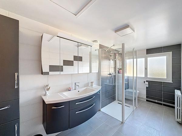 Maison Mareuil les Meaux dans un secteur calme - 3 chambres dont une au rez-de-chaussée - jardin de 445 m2 - garage double et cave.