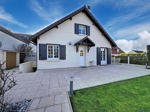 Maison Mareuil les Meaux dans un secteur calme - 3 chambres dont une au rez-de-chaussée - jardin de 445 m2 - garage double et cave.