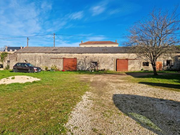 Propriete à vendre 7 pièces- 227 m² habitables - proche de SAINT JEAN D'ANGELY (17) 19 000 m² de terrain.