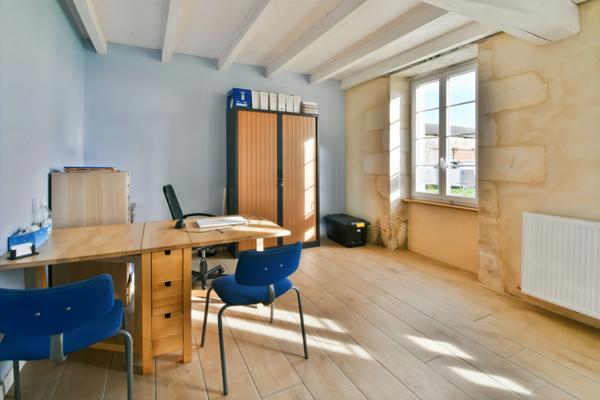 Propriete à vendre 7 pièces- 227 m² habitables - proche de SAINT JEAN D'ANGELY (17) 19 000 m² de terrain.