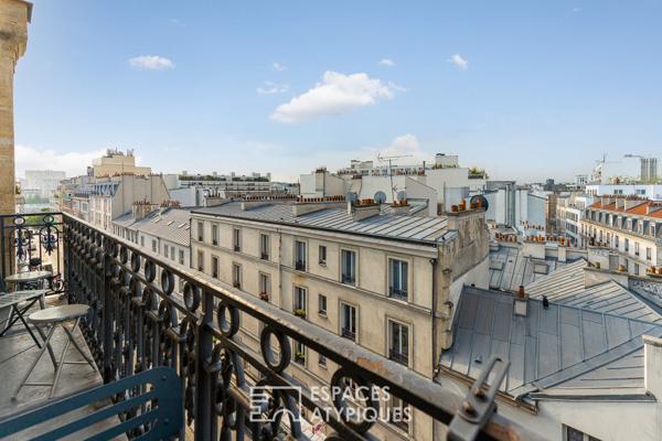Duplex traversant avec balcon en dernier étage d’un immeuble Haussmannien