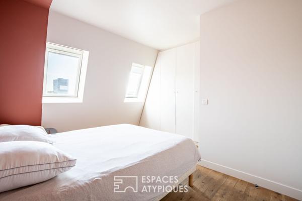 Duplex traversant avec balcon en dernier étage d’un immeuble Haussmannien