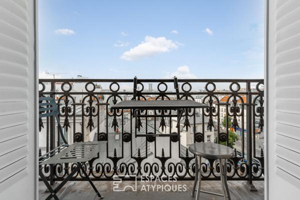 Duplex traversant avec balcon en dernier étage d’un immeuble Haussmannien