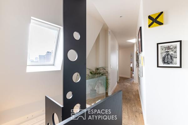 Duplex traversant avec balcon en dernier étage d’un immeuble Haussmannien