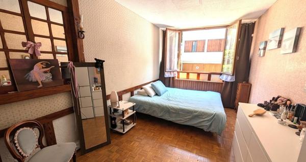 Appartement  avec grand séjour 3  chambres et balcon