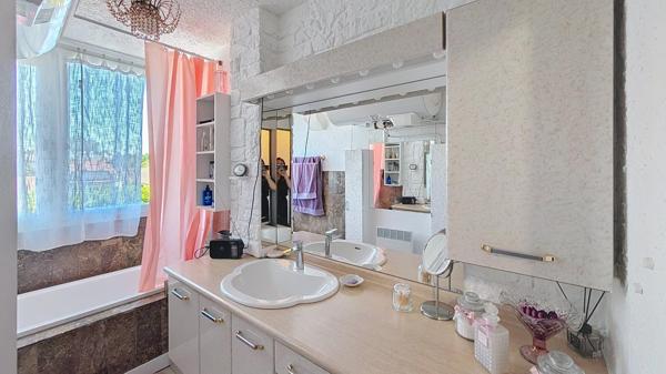 Appartement  avec grand séjour 3  chambres et balcon