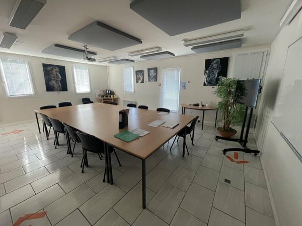 LOCATION ZONE MENDES FRANCE FACILE D'ACCES AVEC PARKINGS BUREAUX 217m2 DE PLEIN PIEDS