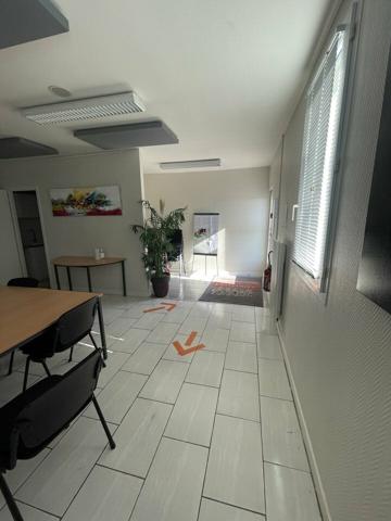 LOCATION ZONE MENDES FRANCE FACILE D'ACCES AVEC PARKINGS BUREAUX 217m2 DE PLEIN PIEDS
