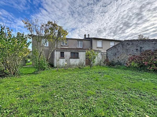 Maison familiale à vendre à CHAMPTOCEAUX - 4 chambres, jardin et dépendances