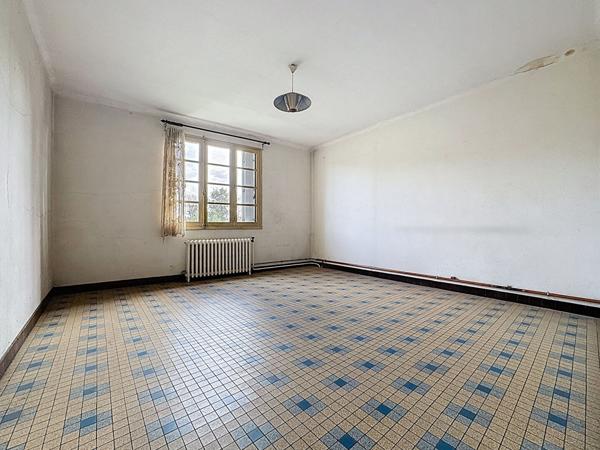 Maison familiale à vendre à CHAMPTOCEAUX - 4 chambres, jardin et dépendances