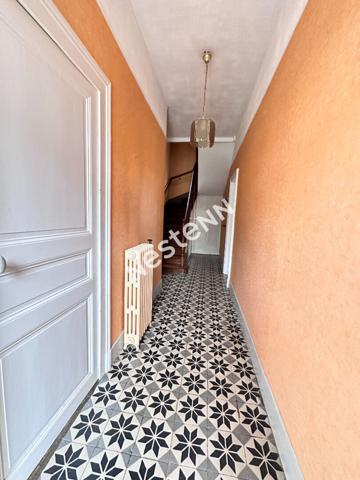 Charmante maison en pierre de Loire d'environ 112.19 m² comprenant 4 chambres à vendre dans le centre ville de La Chartre-sur-le-Loir (72340)