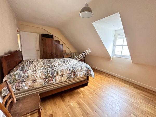 Charmante maison en pierre de Loire d'environ 112.19 m² comprenant 4 chambres à vendre dans le centre ville de La Chartre-sur-le-Loir (72340)