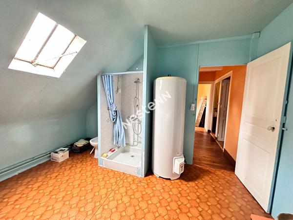 Charmante maison en pierre de Loire d'environ 112.19 m² comprenant 4 chambres à vendre dans le centre ville de La Chartre-sur-le-Loir (72340)