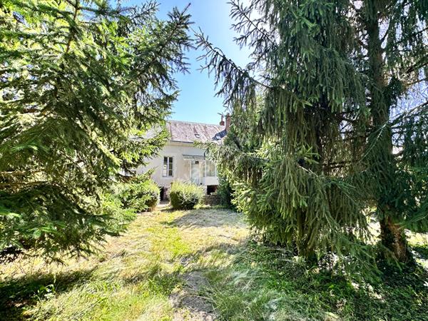 Charmante maison en pierre de Loire d'environ 112.19 m² comprenant 4 chambres à vendre dans le centre ville de La Chartre-sur-le-Loir (72340)