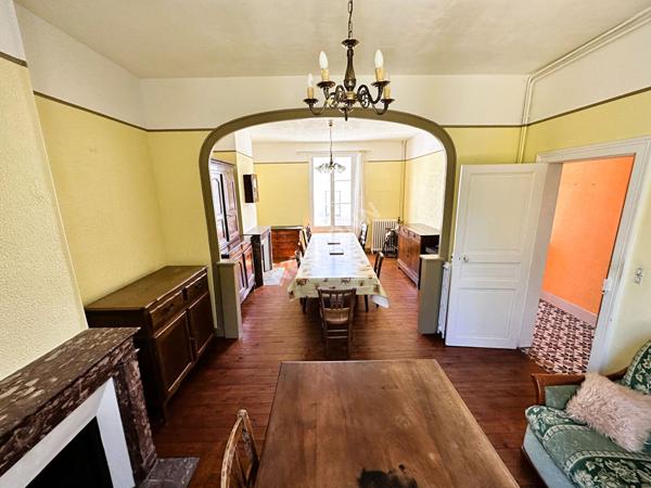 Charmante maison en pierre de Loire d'environ 112.19 m² comprenant 4 chambres à vendre dans le centre ville de La Chartre-sur-le-Loir (72340)