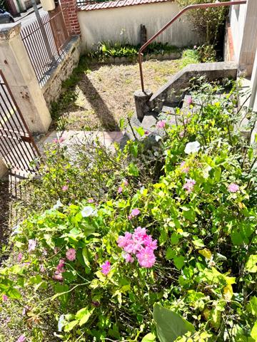 Charmante maison en pierre de Loire d'environ 112.19 m² comprenant 4 chambres à vendre dans le centre ville de La Chartre-sur-le-Loir (72340)