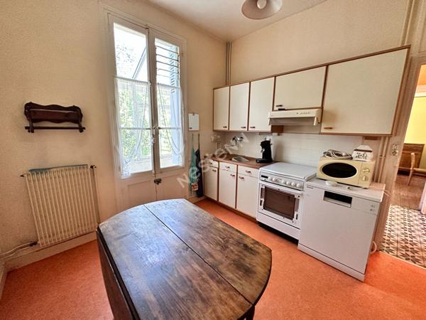 Charmante maison en pierre de Loire d'environ 112.19 m² comprenant 4 chambres à vendre dans le centre ville de La Chartre-sur-le-Loir (72340)