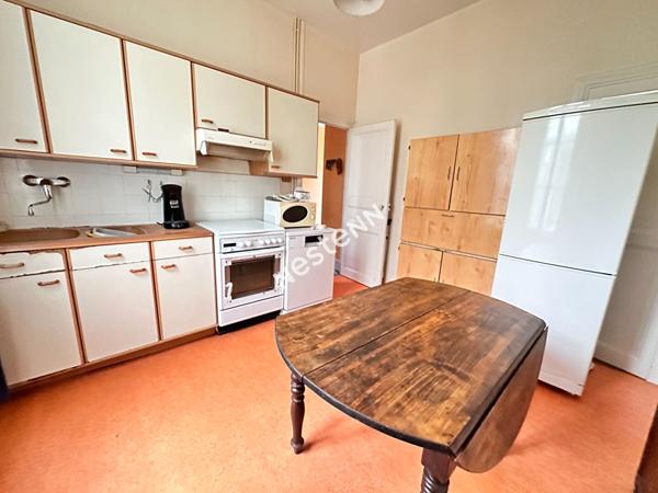 Charmante maison en pierre de Loire d'environ 112.19 m² comprenant 4 chambres à vendre dans le centre ville de La Chartre-sur-le-Loir (72340)