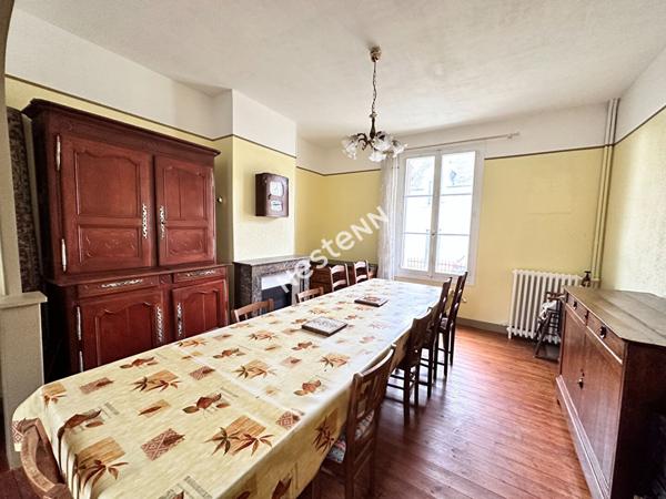 Charmante maison en pierre de Loire d'environ 112.19 m² comprenant 4 chambres à vendre dans le centre ville de La Chartre-sur-le-Loir (72340)