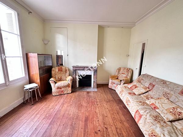 Charmante maison en pierre de Loire d'environ 112.19 m² comprenant 4 chambres à vendre dans le centre ville de La Chartre-sur-le-Loir (72340)