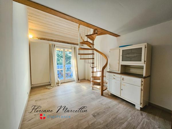 APPARTEMENT, TYPE MAISON, JARDIN PRIVATIF, CELLIER, PARKING, PERS-JUSSY, COUR PRIVATIVE,