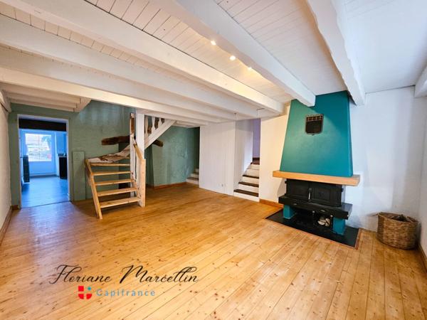 APPARTEMENT, TYPE MAISON, JARDIN PRIVATIF, CELLIER, PARKING, PERS-JUSSY, COUR PRIVATIVE,