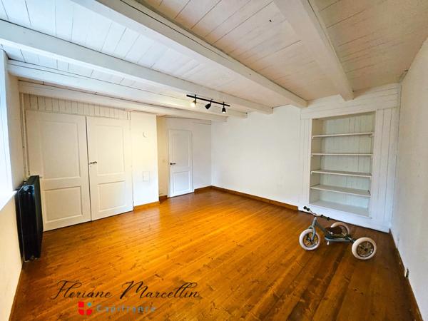 APPARTEMENT, TYPE MAISON, JARDIN PRIVATIF, CELLIER, PARKING, PERS-JUSSY, COUR PRIVATIVE,