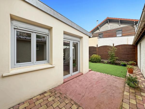 92 Courbevoie – Rue Hoche – Maison familiale avec jardin, garage et annexes