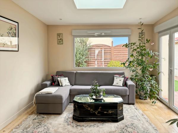 92 Courbevoie – Rue Hoche – Maison familiale avec jardin, garage et annexes