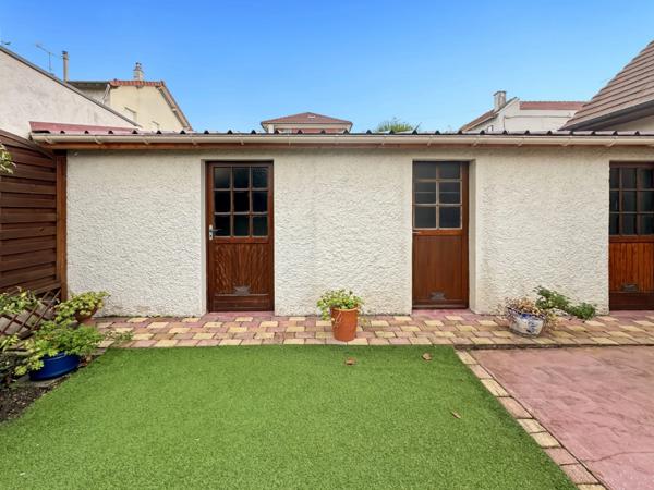 92 Courbevoie – Rue Hoche – Maison familiale avec jardin, garage et annexes