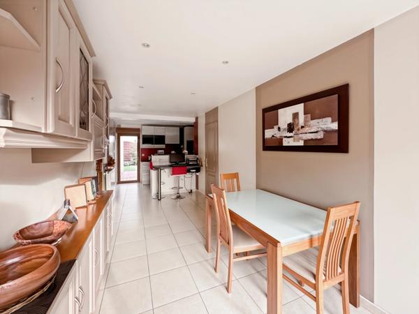 92 Courbevoie – Rue Hoche – Maison familiale avec jardin, garage et annexes