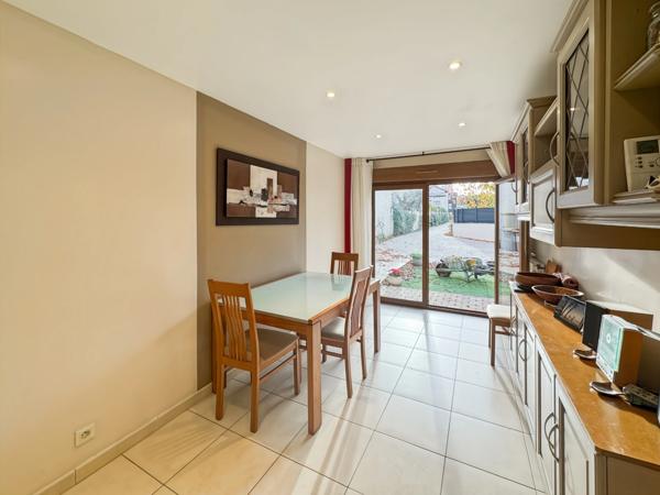 92 Courbevoie – Rue Hoche – Maison familiale avec jardin, garage et annexes