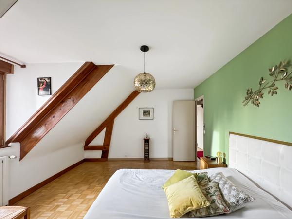 92 Courbevoie – Rue Hoche – Maison familiale avec jardin, garage et annexes