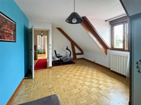 92 Courbevoie – Rue Hoche – Maison familiale avec jardin, garage et annexes