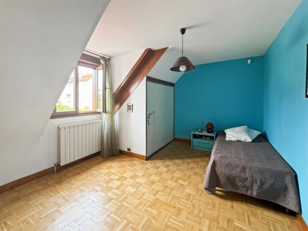 92 Courbevoie – Rue Hoche – Maison familiale avec jardin, garage et annexes