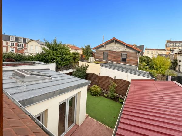 92 Courbevoie – Rue Hoche – Maison familiale avec jardin, garage et annexes
